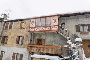 bormio mittelalterliches dorf valtellina italien unter dem schnee im winter foto