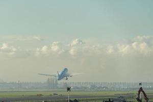 Flugzeugjet beim Abheben foto