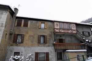 bormio mittelalterliches dorf valtellina italien unter dem schnee im winter foto