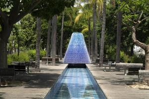 Wasser auf Fliesenmosaikbrunnen auf der Messe in Lissabon foto