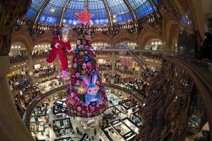 paris, frankreich - 20. november 2021 - weihnachtsbaum in den galeries la fayette foto