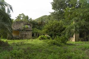 verlassenes Resort im tropischen Dschungel foto