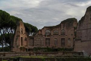Kaiserforen in Rom an einem bewölkten Tag foto