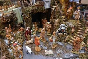 Christbaumschmuck auf dem Straßenmarkt foto