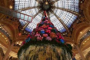 paris, frankreich - 20. november 2021 - weihnachtsbaum in den galeries la fayette foto