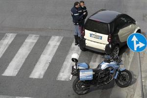 genua, italien - 13. april 2020 - polizeikontrolle während der covid-quarantäne des coronavirus foto