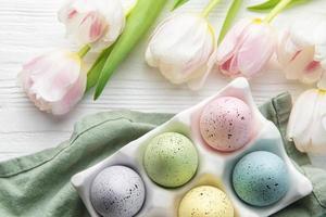 Halter mit Ostern Eier gemalt Pastell- Farben auf ein Weiß hölzern Hintergrund. foto