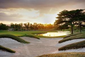 ästhetischer hintergrund des golfplatz-sandgrubenbunkers, der als hindernis für golfwettbewerbe wegen der schwierigkeit und wegen der schönheit vom platz herunterfällt. foto