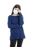 asiatisch lange behaart schön Frau tragen ein schützend Maske gegen das Coronavirus foto