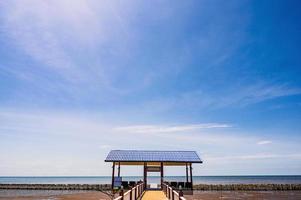 schön Seelandschaft und Blau Himmel mit klein Gebäude neben das Meer im Thailand. foto