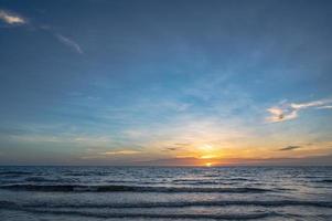 schön idyllisch Seelandschaft Sonnenuntergang Aussicht auf Kohkood Insel im niedrig Jahreszeit reise.koh gut, ebenfalls bekannt wie ko kut, ist ein Insel im das Golf von Thailand foto