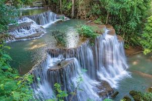 landschaft des huai mae khamin wasserfalls srinakarin nationalpark in kanchanaburi thailand.huai mae khamin wasserfall vierter stock chatkaew foto