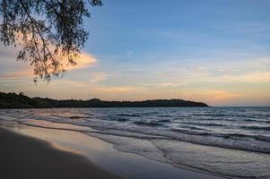 schön idyllisch Seelandschaft Sonnenuntergang Aussicht auf Kohkood Insel im niedrig Jahreszeit reise.koh gut, ebenfalls bekannt wie ko kut, ist ein Insel im das Golf von Thailand foto