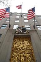 New York, Usa - 5. Mai 2019 - Goldenes Flachrelief im Rockefeller Center foto