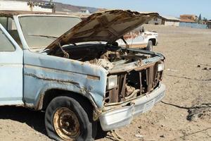 altes verlassenes Auto auf dem Schrottplatz in Baja California Sur Mexiko foto