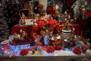 Christbaumschmuck auf dem Straßenmarkt foto