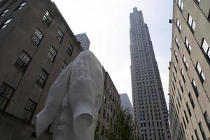 New York, Usa - 5. Mai 2019 - Skulptur im Rockefeller Center hinter der Mauer foto