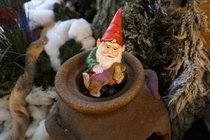 Christbaumschmuck auf dem Straßenmarkt foto