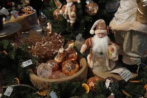 Christbaumschmuck auf dem Straßenmarkt foto