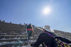 mexiko-stadt, mexiko - 30. januar 2019 - tourist bei teotihuacan pyramide mexiko foto