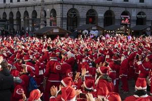 genua, italien - 22. dezember 2019 - traditioneller santa claus walk foto