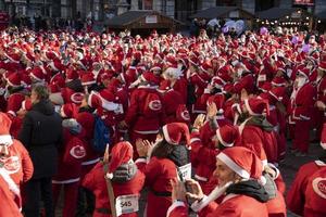 genua, italien - 22. dezember 2019 - traditioneller santa claus walk foto