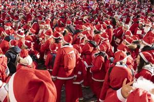 genua, italien - 22. dezember 2019 - traditioneller santa claus walk foto