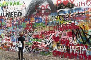 Prag, Juli 15 2019 - - Beatles John lennon Graffiti Mauer foto