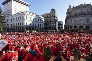 genua, italien - 22. dezember 2019 - traditioneller santa claus walk foto