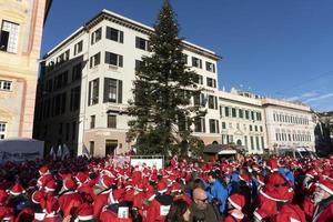 genua, italien - 22. dezember 2019 - traditioneller santa claus walk foto