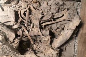 Adlige Gräber Skelett im novo Neu Schloss im Neapel Gefängnis foto