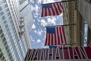 Neu York USA Manhattan Zeichen mit amerikanisch Flagge foto