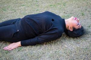 junge indische Frau, die Yoga im Freien in einem Park praktiziert. schönes Mädchen üben grundlegende Yoga-Pose. Ruhe und Entspannung, weibliches Glück. Grundlegende Yoga-Posen im Freien foto