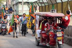 delhi, indien, 02. dezember 2022 - bharatiya janata party bjp-unterstützer während der mega-roadshow zur unterstützung des bjp-kandidaten pankaj luthara, um nominierungsunterlagen vor den mcd-wahlen zur lokalen körperschaft 2022 einzureichen foto