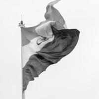 Indien-Flagge, die hoch am Connaught-Platz mit Stolz auf den blauen Himmel fliegt, Indien-Flagge flattert, indische Flagge am Unabhängigkeitstag und Tag der Republik Indien, Schuss nach oben geneigt, indische Flagge schwenkend, Har Ghar Tiranga foto