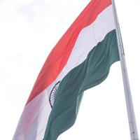 Indien-Flagge, die hoch am Connaught-Platz mit Stolz auf den blauen Himmel fliegt, Indien-Flagge flattert, indische Flagge am Unabhängigkeitstag und Tag der Republik Indien, Schuss nach oben geneigt, indische Flagge schwenkend, Har Ghar Tiranga foto