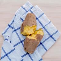 gekochte Kartoffeln mit Serviette foto