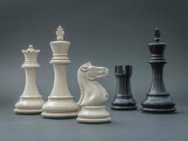 Schachfiguren auf grau
