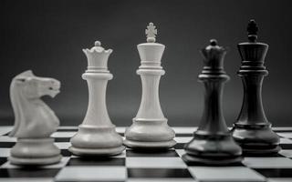 Schachfiguren auf einem Brett foto