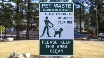 eine Leine und sauber nach Ihrem Haustier Zeichen im Park