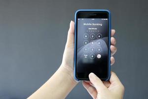 Hände halten Handy mit Zahlen Mobile Banking Text