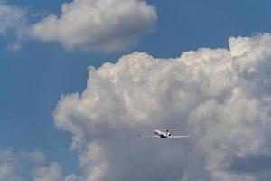 Flugzeug nach nehmen aus auf das Wolken foto