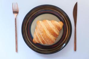 frisch gebackenes Croissant auf Teller mit Platz zum Kopieren foto