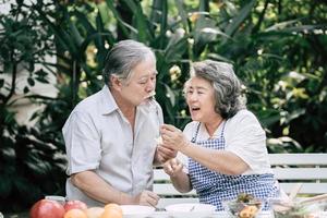 älteres Ehepaar, das zusammen gesundes Essen kocht foto