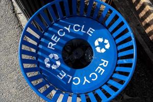 Ein blauer Metallrecyclingbehälter von oben im Park foto