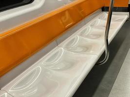 orange und weiße U-Bahn-Sitze foto