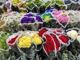 Nahaufnahme von Blumen zum Verkauf foto