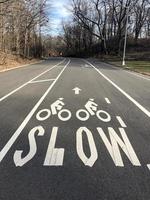große langsame Farbe auf der Straße für einen Radweg in New York foto