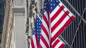 amerikanische Flaggen vor einem Gebäude