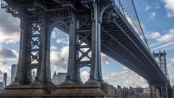Manhattan Bridge an einem wolkigen Tag foto